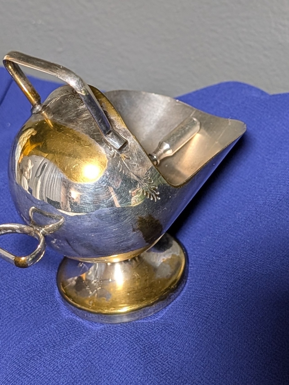 Vintage Silver-Plated Sugar Scoop with Handle - Silver and Gold Tones - Picture 3 of 9